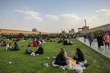 حضور مسافران نوروزی در میدان امام اصفهان
