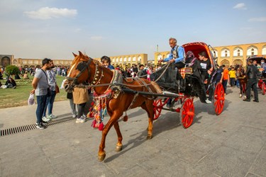 حضور مسافران نوروزی در میدان امام اصفهان