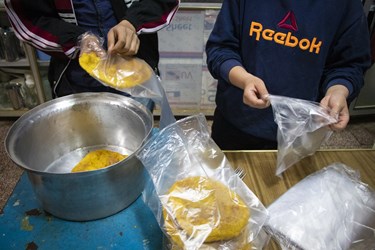 شیرینی سنتی سمنانی‌ها برای نیازمندان بسته‌بندی می‌شود