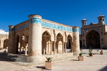 مسجد جامع عتیق / شیراز /مسجد جامع عتیق کهنترین مسجد شیراز می‌باشد که مسجد جمعه یا آدینه نیز نامیده می‌شود. بنای اولیه این مسجد در سال ۲۸۱ هجری قمری در زمان عمرو لیث صفاری ساخته شده‌است.