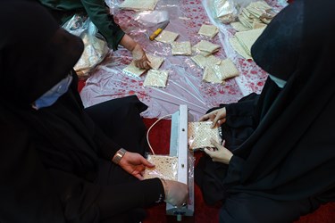 بسته بندی نان در پویش اهدای افطاری ساده در مسجد صاحب الزمان محله اختیاریه تهران 