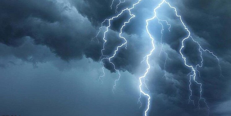 مصدومیت 3 نفر در اثر برخورد صاعقه در ورامین