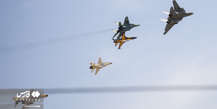 پرواز جنگنده‌های نیروی هوایی ارتش بر فراز حرم مطهر امام خمینی (ره)+ فیلم