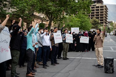 تجمع دانشجویان مقابل سفارت سوئد در اعتراض به هتک حرمت قرآن کریم
