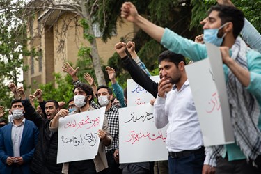 تجمع دانشجویان مقابل سفارت سوئد در اعتراض به هتک حرمت قرآن کریم
