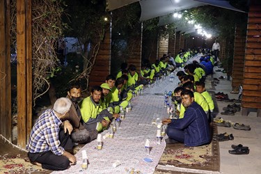 در پایان بازدید از بوستان های مادر و کودک شهرداری تهران خبرنگاران میهمان ضیافت افطار شهردار تهران با پاکبانان بودند