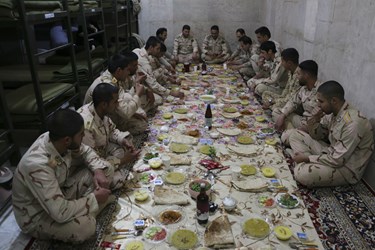 افطار دسته جمعی پرسنل کادر و وظیفه در پاسگاه مرزی