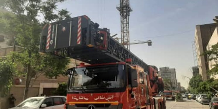 خطر سقوط دکل 20 متری در خیابان انقلاب رفع شد