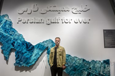 محمود زادمهر، هنرمند نقاش و طراح دیوارنگاره «خلیج فارس» در رونمایی از این دیوارنگاره