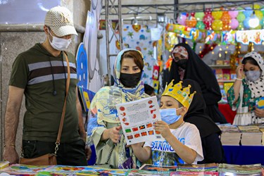 حضور کودکان و نوجوانان به همراه خانواده د سی‌ و‌ سومین نمایشگاه بین‌المللی کتاب تهران