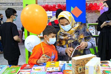 حضور کودکان و نوجوانان به همراه خانواده د سی‌ و‌ سومین نمایشگاه بین‌المللی کتاب تهران