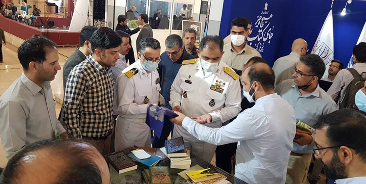 فرمانده نیروی دریایی ارتش از نمایشگاه کتاب تهران بازدید کرد