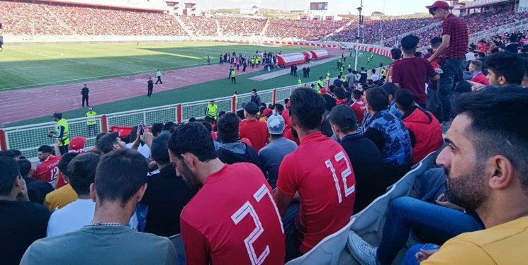 حاشیه بازی تراکتور و پرسپولیس| پرتماشاگرترین مسابقه فصل لیگ برتر در تبریز/ اعتراض هواداران تراکتوری به گل‌محمدی