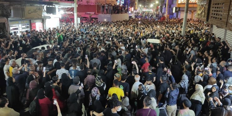 تجمع مردم آبادان در عزای جان‌باختگان حادثه متروپل+فیلم