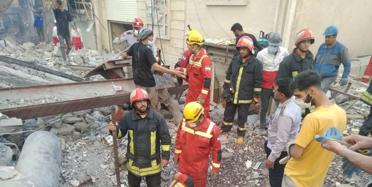قهرمان جهان در میان امدادگران ساختمان مترو پل آبادان+عکس