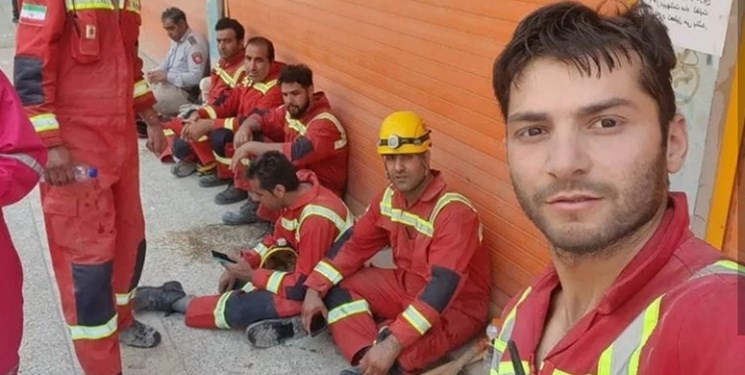 قهرمان جهان در میان امدادگران متروپل آبادان + عکس