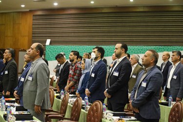 ادای احترام حاضرین به سرود ملی در آغاز مراسم مجمع عمومی فدراسیون فوتبال