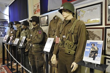 یونیفرم های ارتش آمریکا و بریتانیا جنگ جهانی دوم به ترتیب لباس نیروی زمینی، لباس چتربازان آمریکایی تقویت نشده و تقویت شده ،لباس رنجر های آمریکایی 
لباس افسرهای آمریکایی 
لباس سرباز بریتانیایی