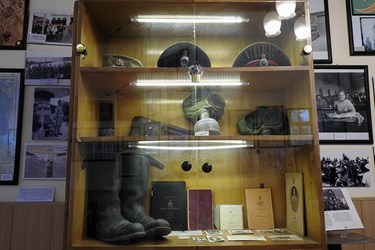 وسایل مربوط به ایران در جنگ جهانی دوم شامل ماسک گاز و کتاب های راهنمایی ارتش