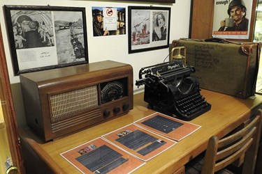 دستگاه تایپ آلمانی ،‌رادیو بریتانیایی، فانوس بریتانیایی، کیف سرباز و مجله های فارسی زبان شیپور جنگ جهانی دوم