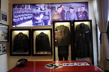 لباس های متحدین جنگ جهانی دوم به ترتیب از راست به چپ پالتو آلمانی ، لباس افسر ایتالیایی، لباس افسر آلمانی و لباس پلیس خارج شهر آلمان
