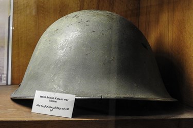 کلاه خود ام کی سه لاک پشتی بریتانیا مورد استفاده نیروهای بریتانیایی در اواخر جنگ جهانی دوم و جنگ کره