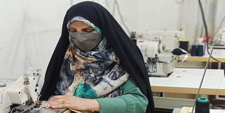 کارآفرینی بانوی بسیجی برای 300 زن سرپرست خانوار/ خانمی که فقط برای ترویج حجاب سوزن می‌زند