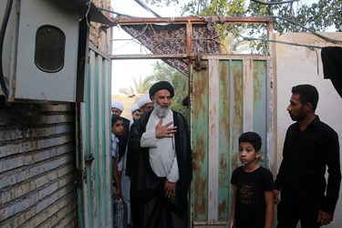 حضور نماینده ولی فقیه در خوزستان در منزل جانباختگان متروپل