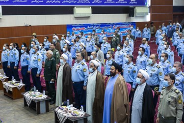 ادای احترام حاضران در مراسم تقدیر از سازندگان مستند  پس از 22 سال به سرود ملی ایران