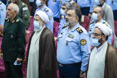 ادای احترام حاضران در مراسم تقدیر از سازندگان مستند  پس از 22 سال به سرود ملی ایران