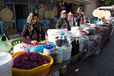 بانوان روستایی محصولات خود را برای فروش عرضه می کنند 