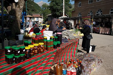 بانوان روستایی محصولات خود را برای فروش عرضه می کنند 