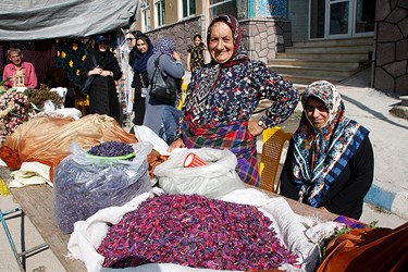 بانوان روستایی محصولات خود را برای فروش عرضه می کنند 