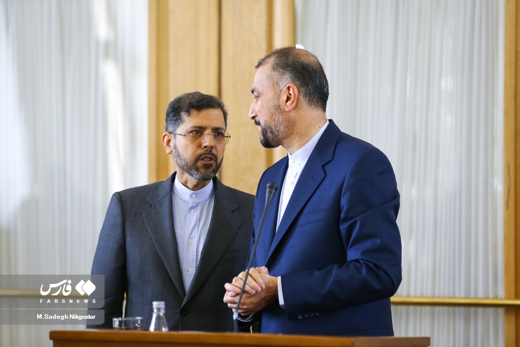 از راست: حسین امیرعبداللهیان وزیر امور خارجه ایران و سعید خطیب‌زاده سخنگوی وزارت امور خارجه