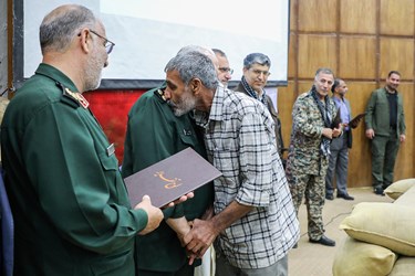 تجلیل از ایثارگران و خانواده معظم شهدا در اجلاسیه سنگرسازان بی سنگر استان مرکزی