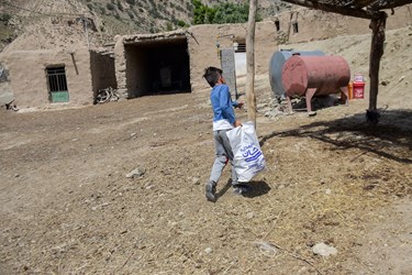 توزیع هدایا بین کودکان روستای محروم 