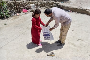 توزیع هدایا بین کودکان روستای محروم 