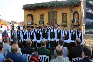 اجرای گروه سرود محلی در جشنواره «دیار علویان»