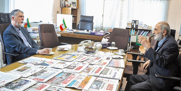 دیدار سرزده مدیر موسسه اطلاعات از روزنامه کیهان