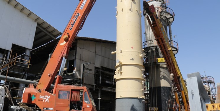 نصب برج مخزن خوراک پروژه بهبود راندمان واحد موم‌گیری پالایشگاه نفت ایرانول