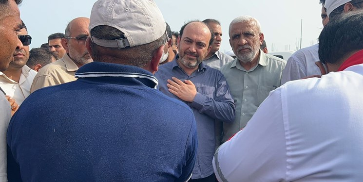 حضور استاندار هرمزگان در مناطق زلزله‌زده چارک/ دستور ویژه برای توزیع چادر میان مردم+فیلم