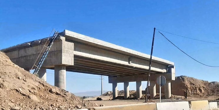 پل روگذر راه‌آهن آبیک-قشلاق؛ قربانی اختلافات شرکت راه‌آهن با پیمانکار پروژه