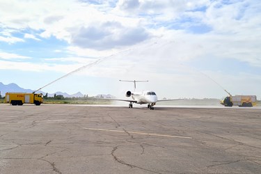 انجام مراسم واترسالوت (آب‌پاشی روی هواپیما) به هواپیمای امبرائر145 هواپیمایی پویا در فرودگاه ارومیه