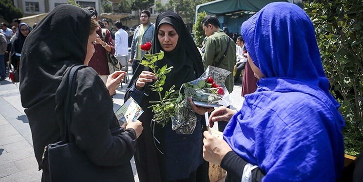 بانوان گروه جهادی شهید خلیلی بافق، عفاف و حجاب هدیه می‌دهند