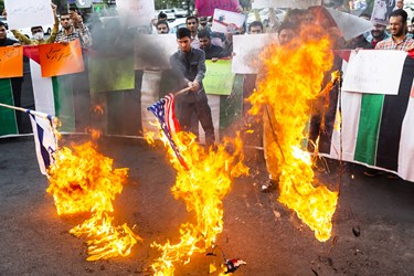 به‌آتش‌کشیدن پرچم آمریکا و رژیم صهیونیستی در تجمع دانشجویی محکومیت سفر جو بایدن رئیس جمهور آمریکا به عربستان