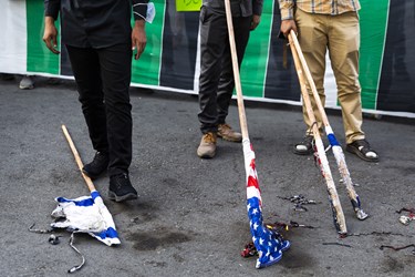 به‌آتش‌کشیدن پرچم آمریکا و رژیم صهیونیستی در تجمع دانشجویی محکومیت سفر جو بایدن رئیس جمهور آمریکا به عربستان