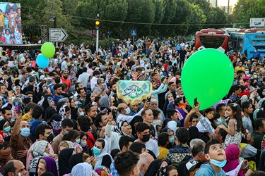  حضور پرشور مردم تهران در مهمانی 10 کیلومتری عید غدیر-میدان ولیعصر(عج) تهران