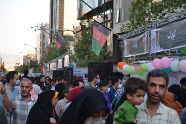 حضور گسترده مهاجرین و موکب های افغانستانی در سفره ۱۰ کیلومتری غدیر در تهران
