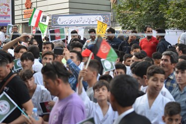 حضور گسترده مهاجرین و موکب های افغانستانی در سفره ۱۰ کیلومتری غدیر در تهران
