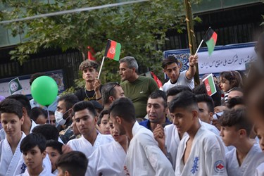 حضور گسترده مهاجرین و موکب های افغانستانی در سفره ۱۰ کیلومتری غدیر در تهران